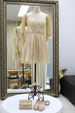 금빛 반짝이는 결혼식 피로연 미니 드레스