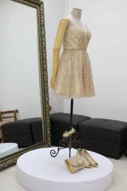 금빛 반짝이는 결혼식 피로연 미니 드레스